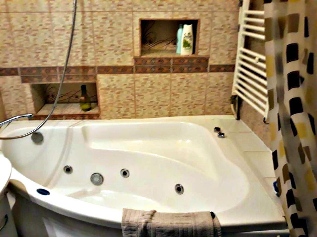Apartment In The Historical City Center チェルニウツィー エクステリア 写真