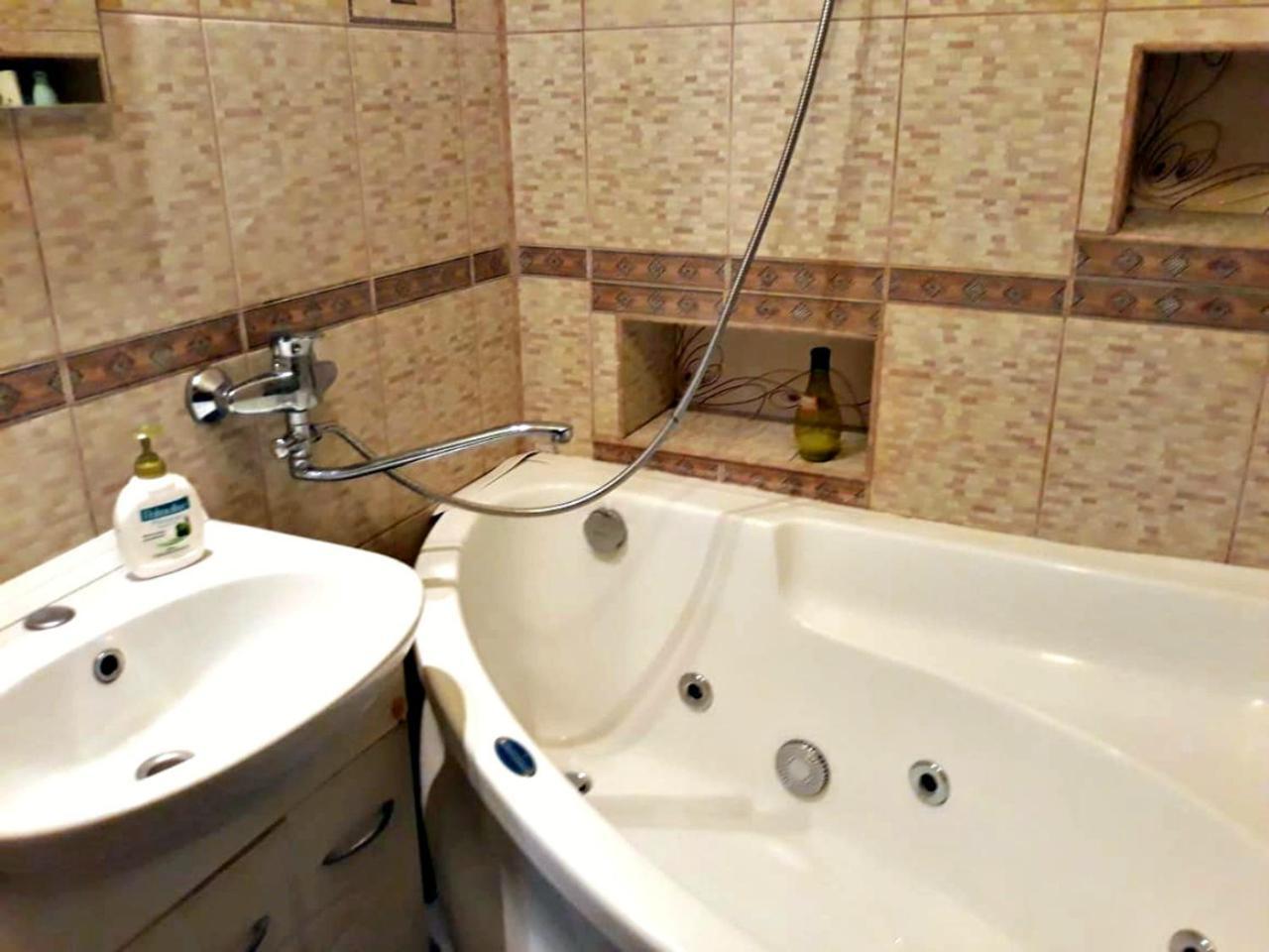 Apartment In The Historical City Center チェルニウツィー エクステリア 写真