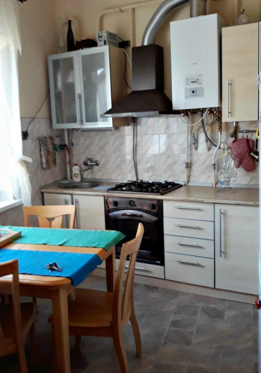 Apartment In The Historical City Center チェルニウツィー エクステリア 写真
